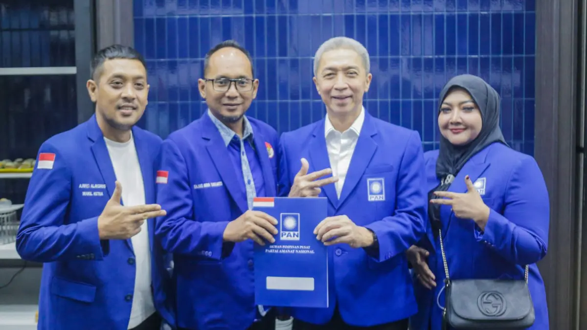 Dedie A Rachim menerima SK Kepengurusan DPD PAN Kota Bogor dari DPW PAN Jawa Barat pada acara di Bandung. (Dok. PAN Kota Bogor)