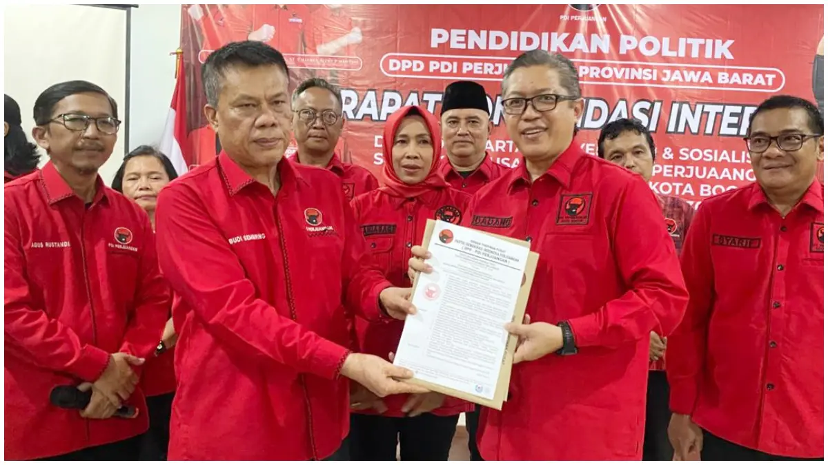 DPD PDIP Jawa Barat menyerahkan SK kepengurusan kepada DPC PDIP Kota Bogor. (Foto : dokumen PDIP)