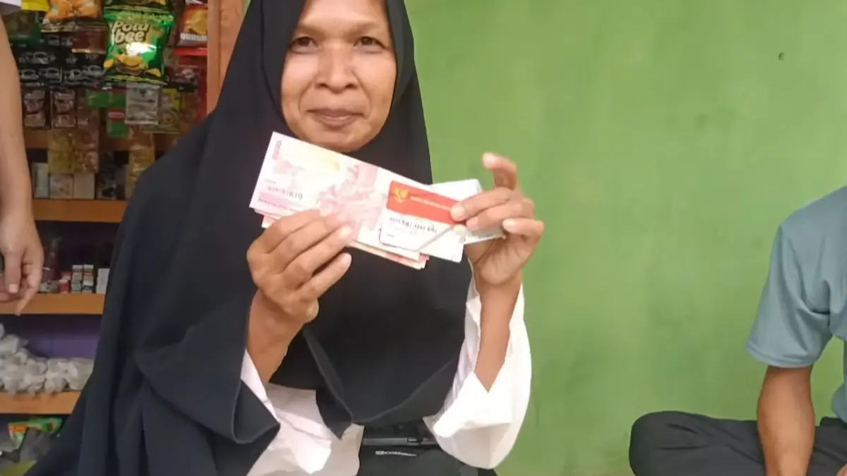 Ilustrasi pencairan bansos melalui KKS Merah Putih. (Foto: YouTube Kemensos RI)