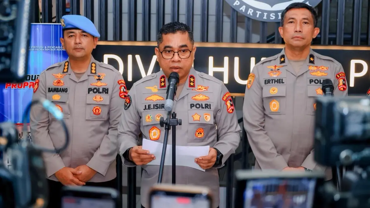 Kepala Divisi Humas Polri, Johnny Eddizon Isir saat konferensi pers di Lobby Lantai 1 Divisi Humas Polri, Selasa, 7 April 2026.
