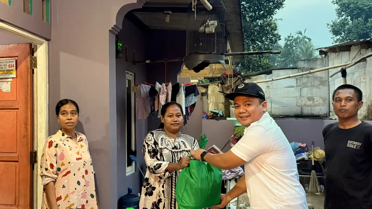 Kepala SPPG Rabak 3 menyalurkan bantuan untuk korban longsor di Rumpin, Bogor.  (Nasir/ Radar Bogor)