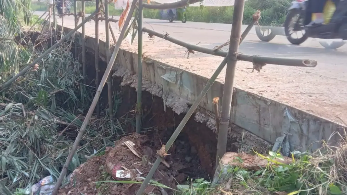Longsoran tanah dasar teradi di Jalan Cibentang - Gunungsindur. Kabupaten Bogor. (Dok. Pemerintah Desa Jampang)