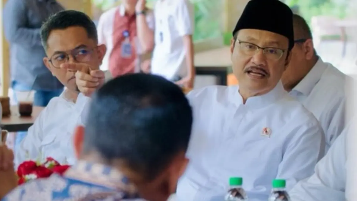 Menteri Sosial Saifullah Yusuf saat terima audiensi dengan Direktur Utama PT Pos Indonesia. (Foto: Instagram @kemensosri)