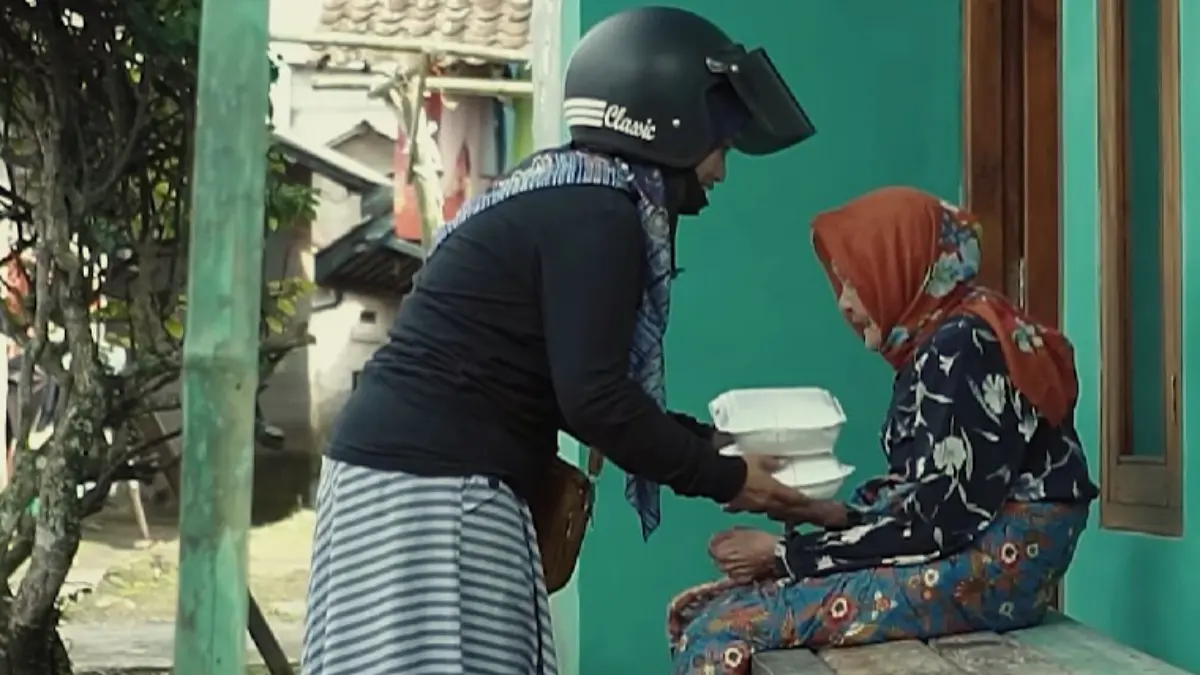 Pemberian bantuan tambahan untuk KPM Bansos.  (Foto : Kemensos RI)