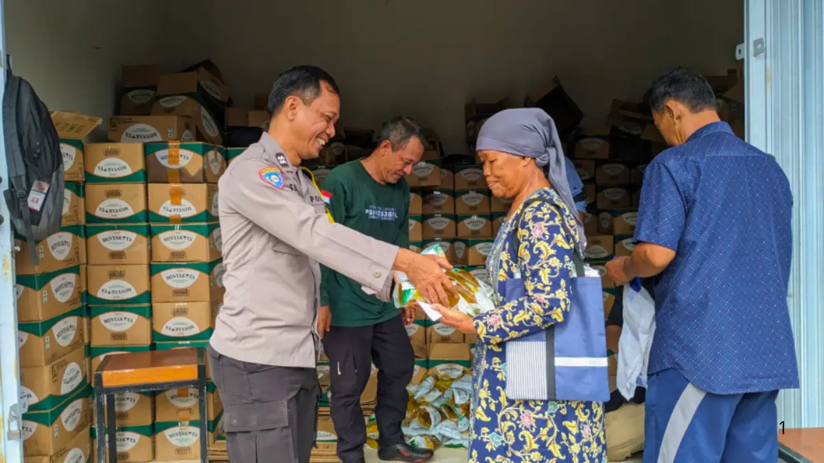 Penerimaan Bansos melalui aparat perangkat desa (Foto:&nbsp;jogja.polri.go.id)