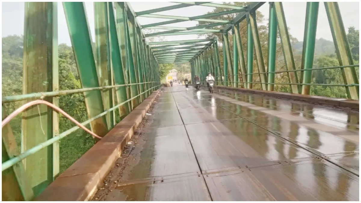 Pengendara motor saat melintas di Jembatan Leuwiranji. Lantai jembatan yang terbuat dari baja menjadi licin saat hujan sehingga membahayakan pengendara motor. (Foto : Septi Nulawam/Radar Bogor)