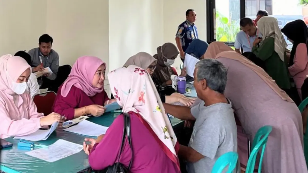 Penyaluran Bansos PKH dan Sembako oleh petugas kepada KPM. (Foto: Instagram @kelurahan_bekasijaya)
