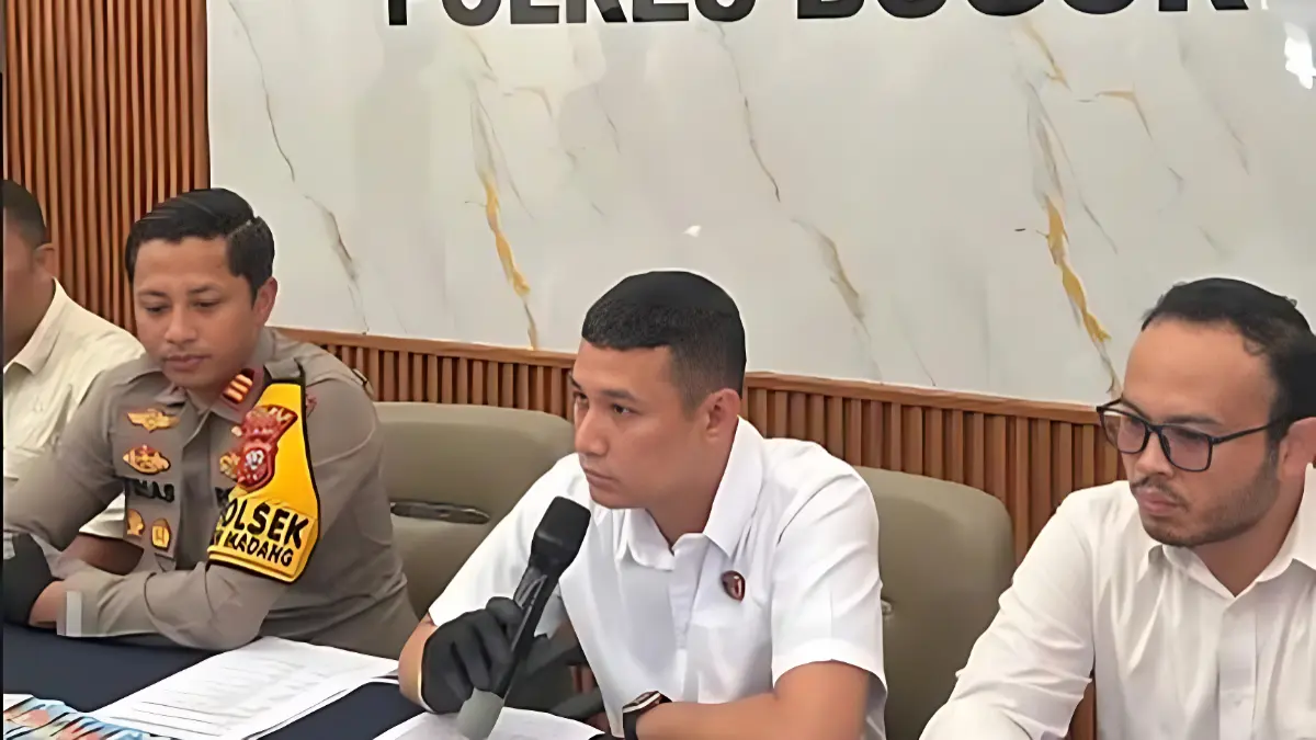 Petugas memberikan keterangan di Polsek Babakan Madang Bogor.