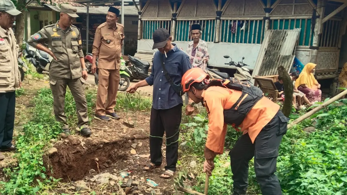 Petugas mengecek kondisi tanah bergerak di Kecamatan Rumpin, Bogor.  (Nasir/ Radar Bogor)