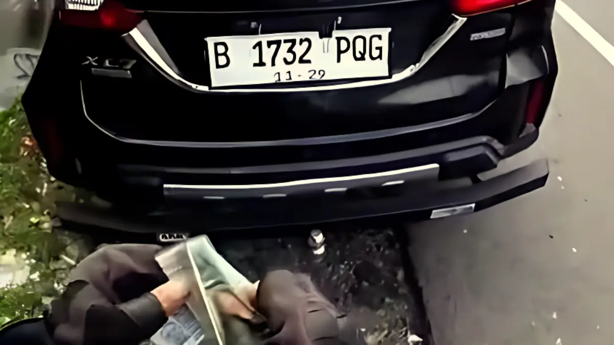 Petugas Polres Bogor memeriksa surat kendaraan plat merah yang diganti menjadi putih di Puncak.  (TikTok dulyanidul771)