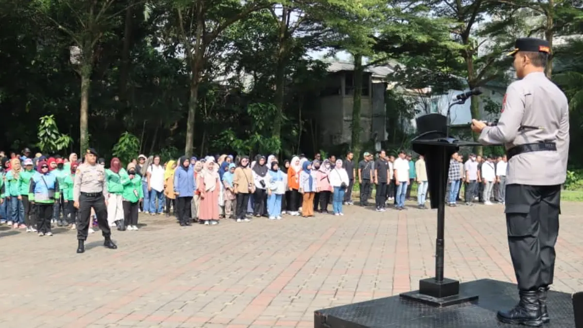 Polres Metro Depok mengumpulkan emak-emak, ojol dan ormas di lapangan Zamzam Tower. Selasa, 7April 2026.(Dok. Polres Metro Depok)
