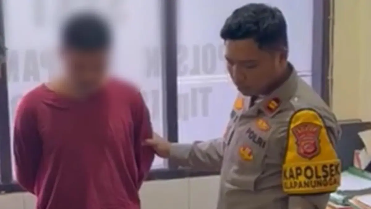 Polsek Klapanunggal saat mengamankan pria yang diduga jadi pengedar obat keras di Kecamatan Klapanunggal, Kabupaten Bogor.(Dok. Polsek Klapanunggal)