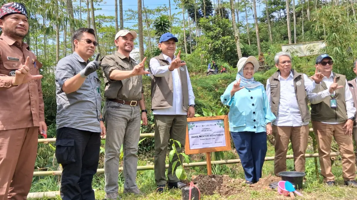 Rangkaian Kegiatan Program Folu DKSHE IPB University dalam aksi penanaman pohon kehutanan dan MPTS di Kecamatan Kebandungan, Kabupaten Sukabumi, Selasa 7 April 2026. (Muhammad Ali/Radar Bogor)