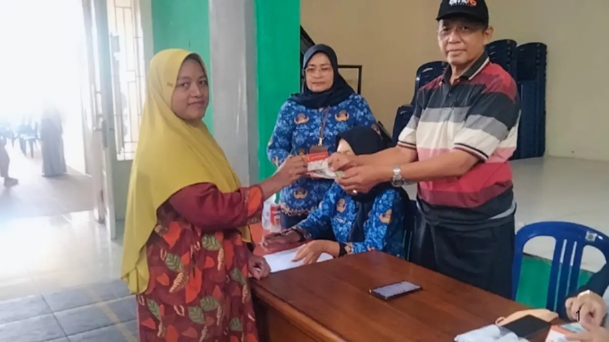 Serah terima bantuan Kementerian Sosial kepada penerima manfaat yang kurang mampu (Foto:&nbsp;cipinang-rajagaluh.desa.id)