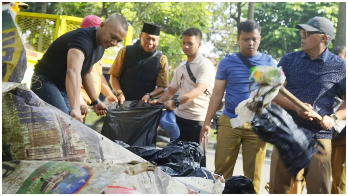 Wakil Wali Kota Bogor Jenal Mutaqin saat memimpin aksi bersih-bersih di Jalan Abdullah Bin Nuh, Yasmin Kota Bogor. (Foti : Aziz/Radar Bogor)