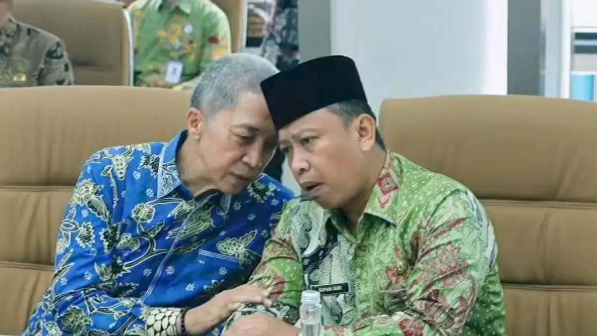 Wali Kota Depok Supian Suri (kanan) berdiskusi dengan Wali Kota Bogor Dedie Rachim terkait sampah jadi listrik. (Instagram Supian Suri)