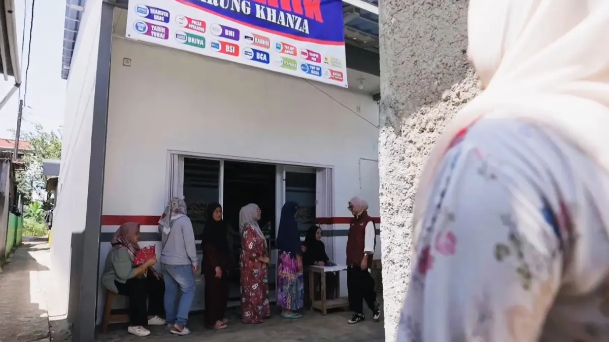 Ilustrasi antrian pencairan bansos BLT Dana Desa. (Foto: YouTube Kemensos RI)