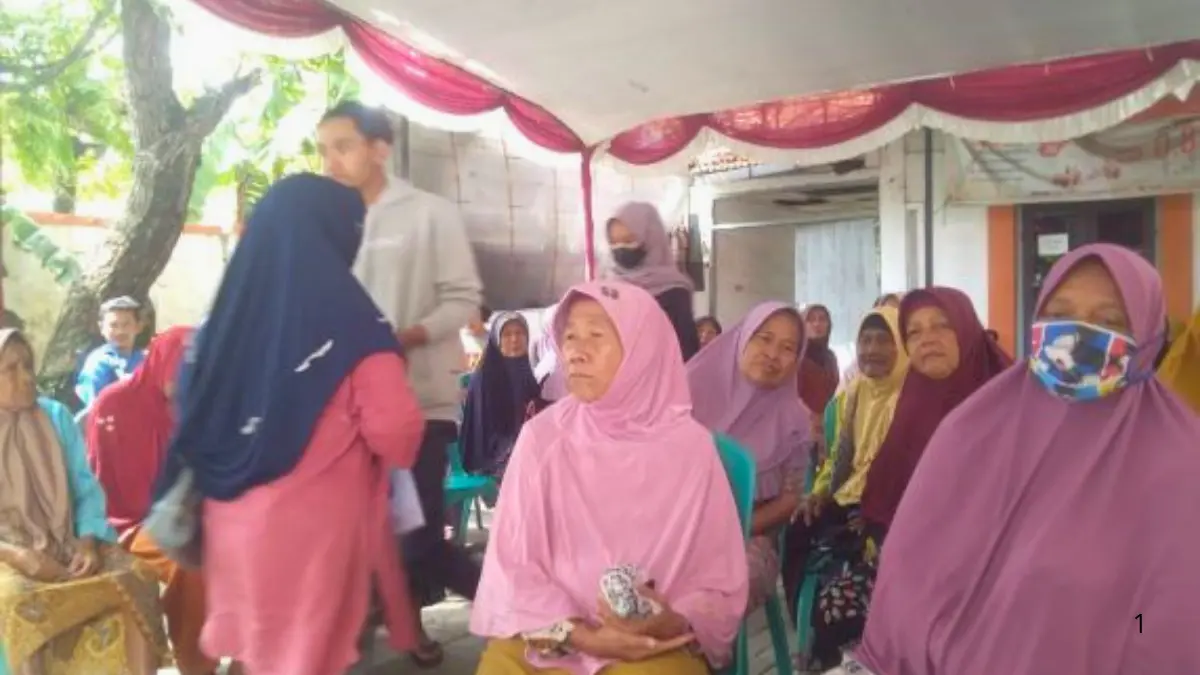 Ilustrasi pembagian bansos dilaksanakan secara tertib sesuai antrean penerima manfaat. (Foto: pekauman.kendalkab.go.id)
