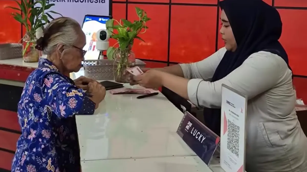 Ilustrasi pencairan bansos di kantor Pos. (Foto: Instagram @kemensosri)