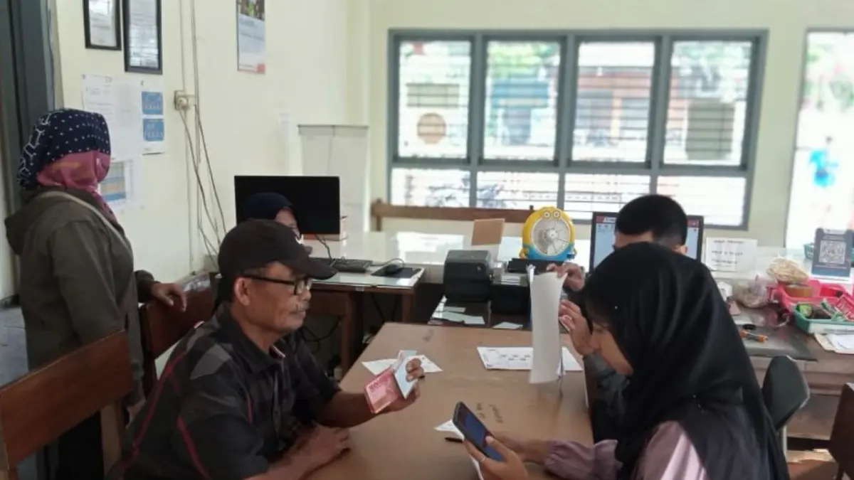 Ilustrasi Penyaluran Bansos PKH dan Sembako kepada penerima manfaat. (Foto: Instagram @kecamatan_pogalan)