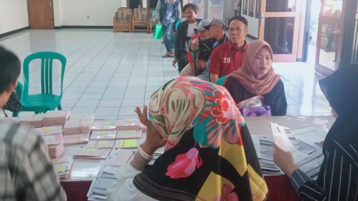 Ilustrasi Penyaluran Bansos PKH dan Sembako oleh petugas. (Foto: Instagram @desapadaluyu)