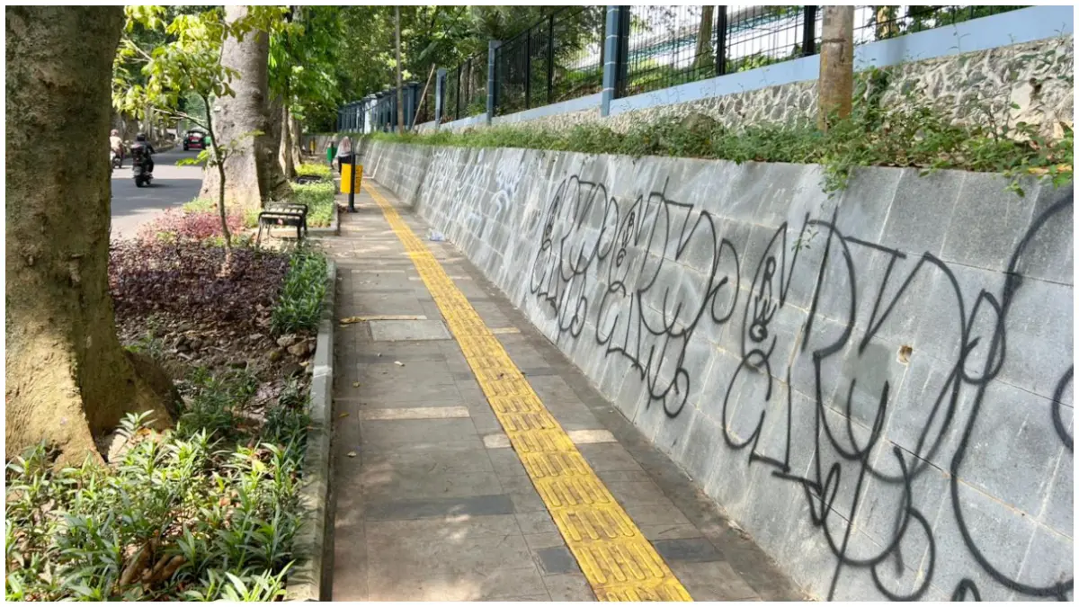 Kondisi terkini dinding trotoar Jalan Ahmad Yani yang dipenuhi coretan vandalisme. (Foto : Fauzan/Radar Bogor)