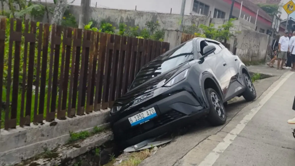 Mobil listrik terperosok di Tamansari, Kabupaten Bogor. Foto: Dok Kapolsek Tamansari Bogor.