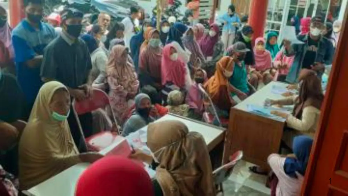 Para penerima bansos mengantre demi menerima manfaat Bansos Pemerintah. (Foto: baturetno-bantul.desa.id)