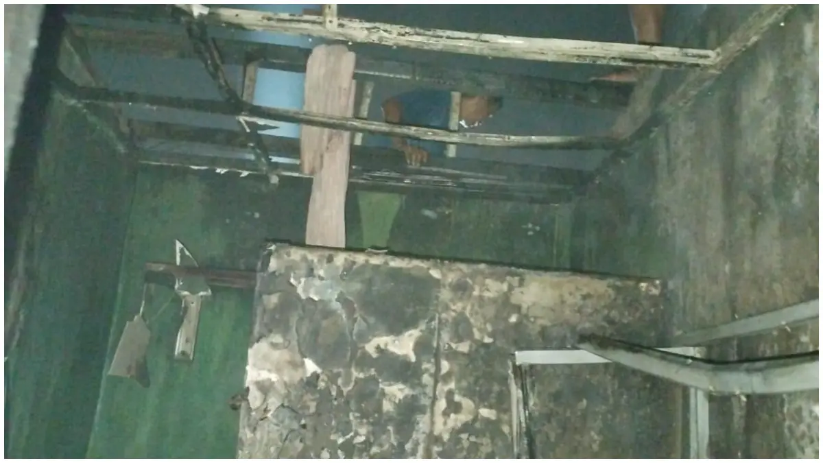 Pemadam kebaran saat memadamkan rumah yang terbakar akibat konsleting listrik di Kecamatan Parung, Kabupaten Bogor. (Foto: Damkar for Radar Bogor)