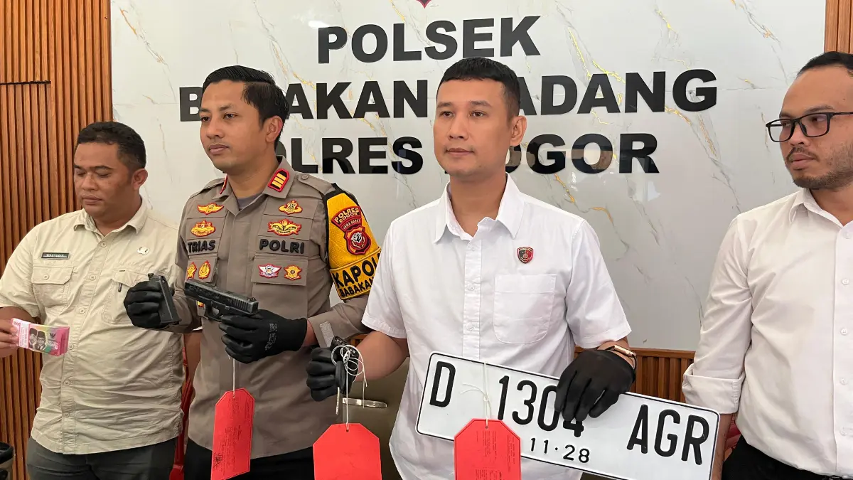 Polsek Babakan Madang saat menunjukan barang bukti di Mapolsek Babakan Madang, Kabupaten Bogor. Foto: Azis/ Radar Bogor