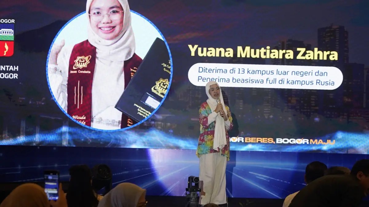 Yuana Mutiara Zahra, siswi asal Bogor yang bersekolah di MAN Insan Cendekia Serpong yang berhasil menembus 13 kampus luar negeri, bahkan meraih beasiswa penuh ke Rusia. Foto: Sofyansyah/Radar Bogor