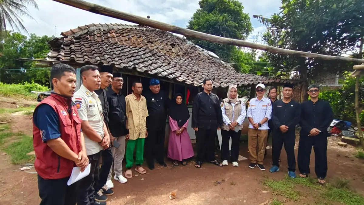Aparat Kecamatan Tenjo saat meninjau lokasi rumah tidak layak huni di Kampung Tegal, Desa Cilaku, Kabupaten Bogor. (Dok. Aktivis Pemuda Tenjo)