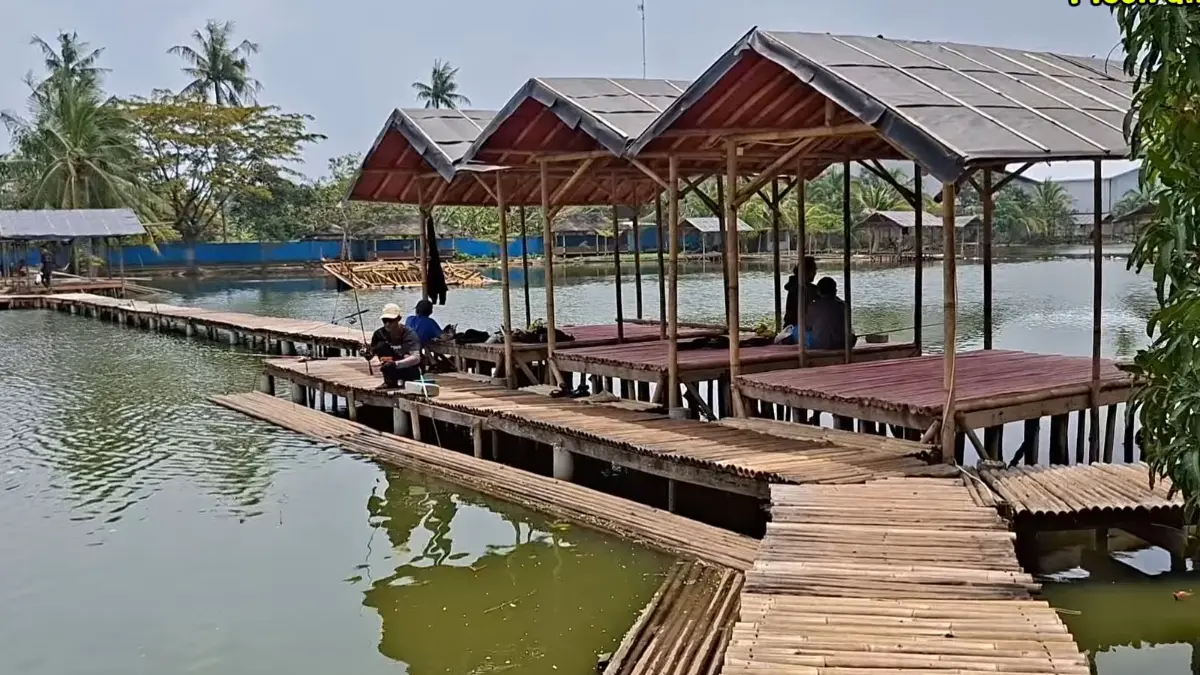 Area Pemancingan di Situ Buer. (Foto: YouTube Plesiran asik)