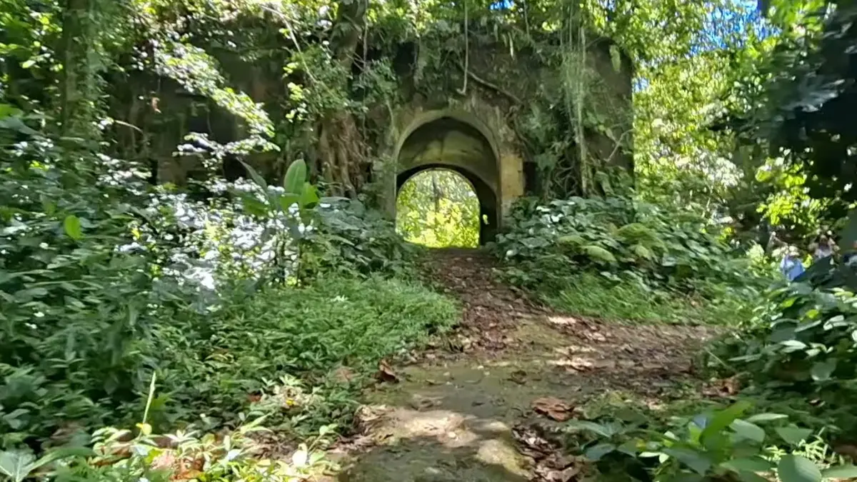 Benteng peninggalan Belanda di tengah Hutan Nusakambangan cocok untuk petualangan. (Foto: YouTube Plesiran asik)