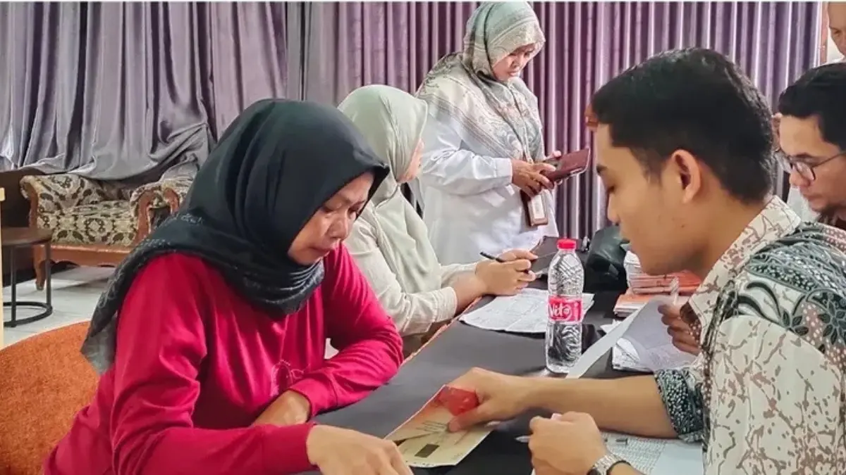 Ilustrasi KPM bansos mengambil dana bantuan. (Foto:  Instagram @pkh.kecamatan.rawamerta)