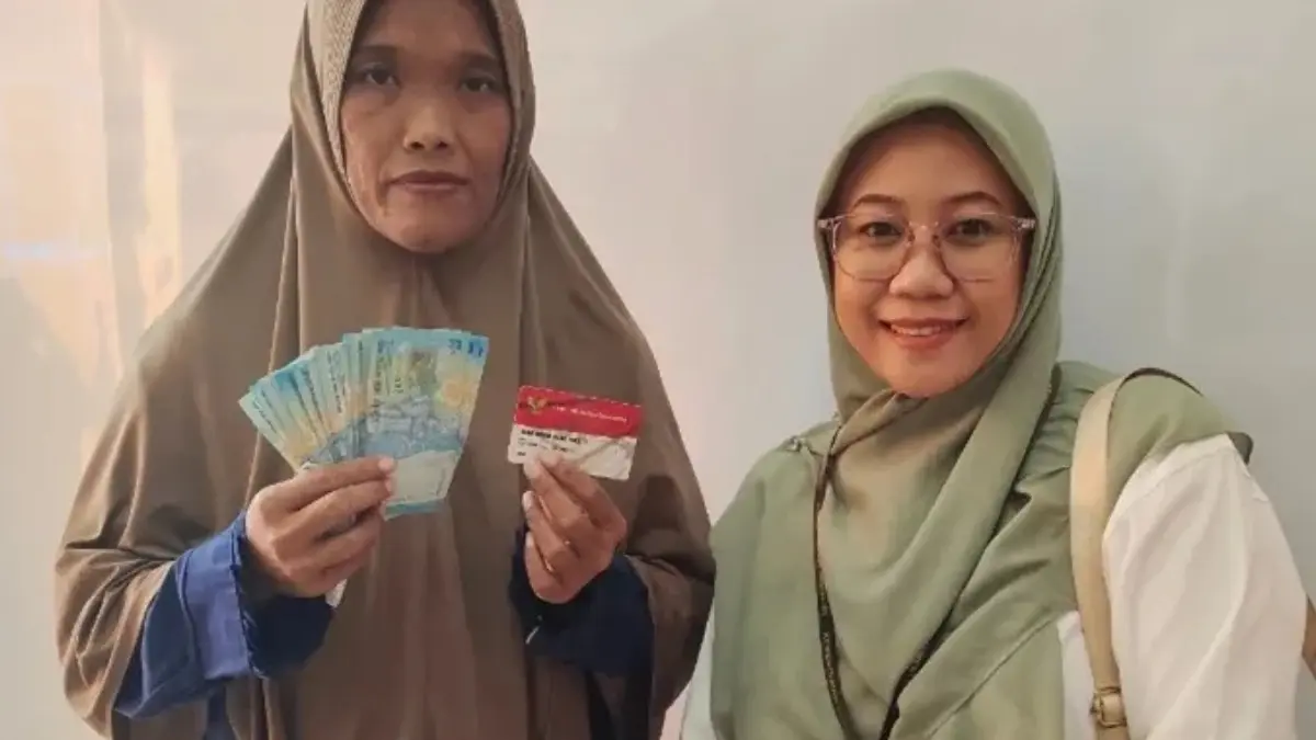 Ilustrasi KPM mencairkan dana bansos. (Foto: Instagram @pkh.kecamatan.rawamerta)