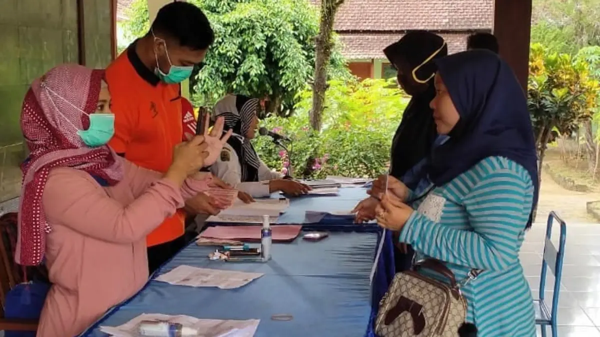 Ilustrasi penyaluran bansos kepada penerima manfaat. (Foto: Instagram @kecamatan_pogalan)