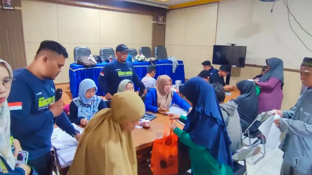 Momen penyaluran bansos kepada masyarakat penerima manfaat. (Foto: barat.banjarmasinkota.go.id)