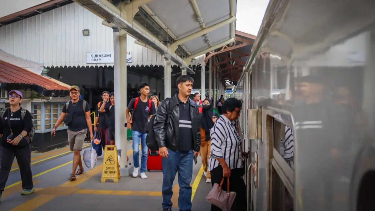 Para penumpang saat hendak naik KA Pangrango di Stasiun Bogor. (Dok. Humas Daop 1 Jakarta)