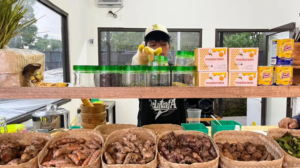 Pekerja Jamu Rempah Mas Ben Bogor yang tengah meracik jamu. Foto: Aziz/Radar Bogor