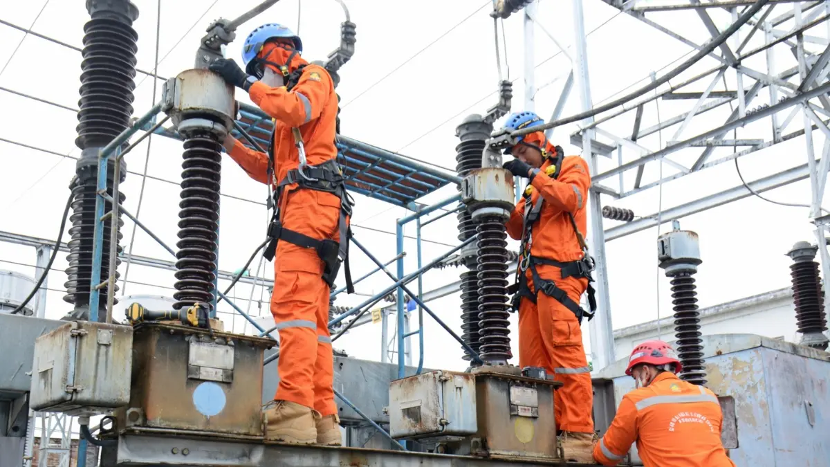 Petugas PLN Bogor. Foto: PLN