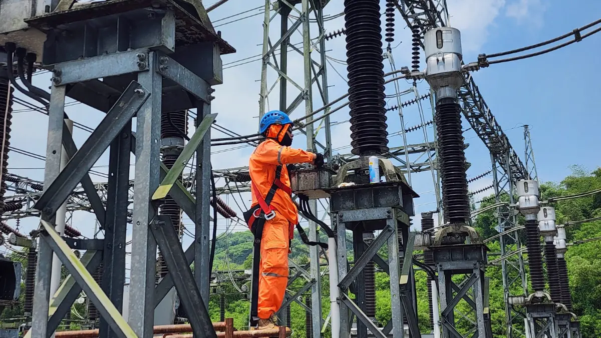 Petugas PLN perkuat GI Juishin jaga keandalan listrik. Foto: PLN