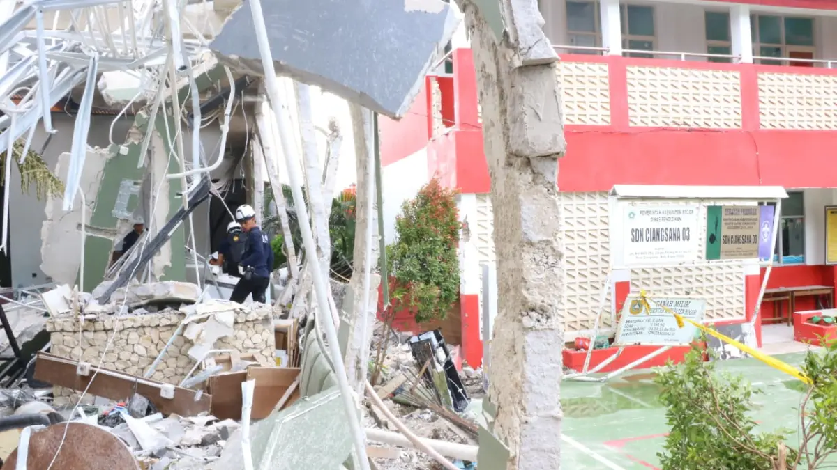 Tim Puslabfor Polri saat melakukan identifikasi pasca ledakan di lapangan padel, Desa Ciangsana, Gunung Putri, Kabupaten Bogor, Kamis, 9 April 2026.(Hendi Novian / Radar Bogor)
