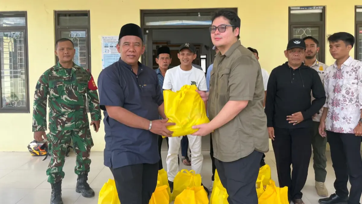 Anggota Komisi IX DPR RI dari Daerah Pemilihan (Dapil) V Jawa Barat, Ravindra Airlangga saat meninjau lokasi bencana banjir bandang di Desa Gobang, Kecamatan Rumpin, Kabuaten Bogor Jumat, 10 April 2026. (Septi Nulawam/Radar Bogor)