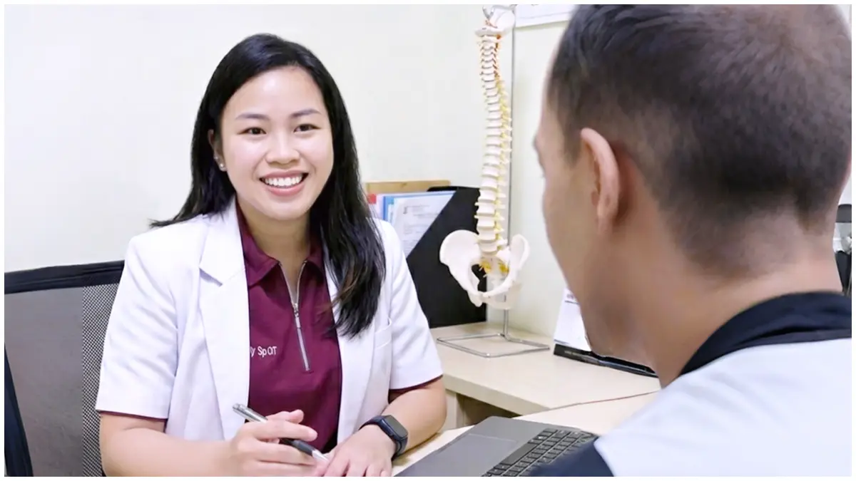 dr. Sherly Desnita Savio, Sp.OT, Dokter Spesialis Orthopaedi dan Traumatologi di RS Melania Bogor, saat menjelaskan tentang pengapuran lutut.