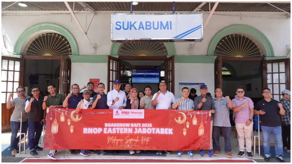 General Manager Region Network Operations and Productivity Eastern Jabotabek, Permata J. Simarmata bersama tim Network Regional Eastern Jabotabek Telkomsel saat melakukan pengecekan jaringan selama perioda RAFI 2026 di Sukabumi