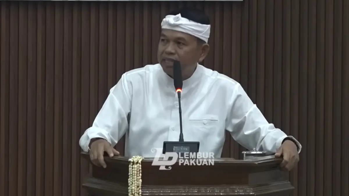 Gubernur Jawa Barat Dedi Mulyadi menceritakan, melihat barisan truk pengangkut tanah
