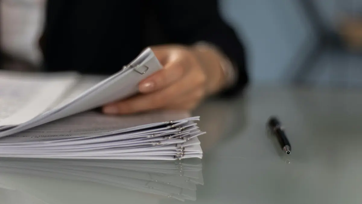 Ilustrasi dokumen untuk tahap administrasi CPNS 2026. (Foto: Katrin Bolovtsova/pexels.com)