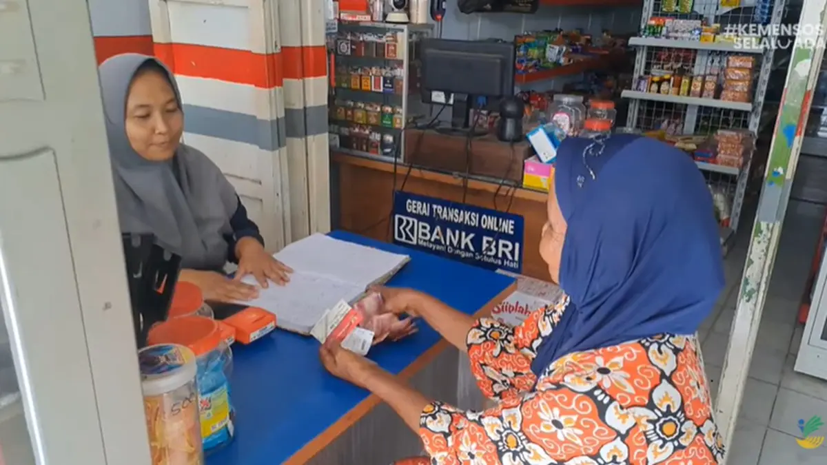 Ilustrasi KPM cairkan bansos PKH BPNT dengan bukti struk pencairan. Foto: YouTube Kemensos