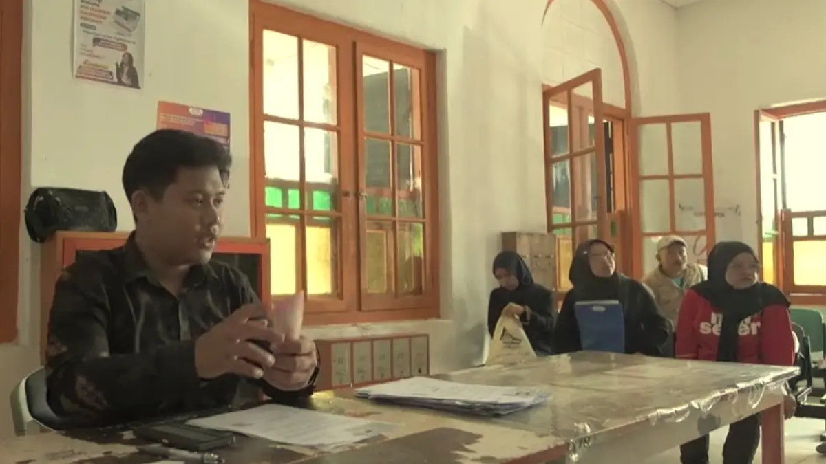 Petugas membagikan dana Bansos.  (Foto : Kemensos RI)